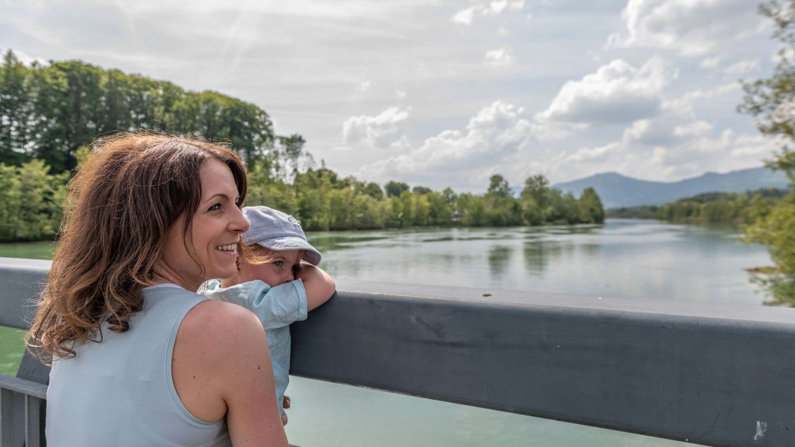 Mutter und Kind auf der Brücke über der Aare in der Nähe von Walliswil.